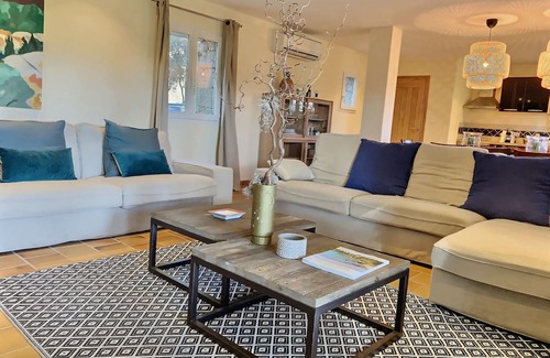 Porto-Vecchio House | Air-conditioned stone villa with heated swimming pool + town center parking space