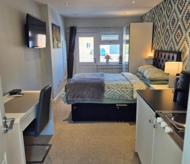 Milton Keynes Apartment | Air Conditioned self-contained private annexe