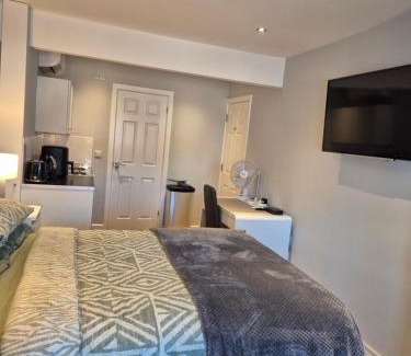 Milton Keynes Apartment | Air Conditioned self-contained private annexe