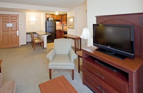 Mile Square Condo | Air-Conditioned Suite | 15 mins from Indianapolis International Airport | Pool + 24h Gym