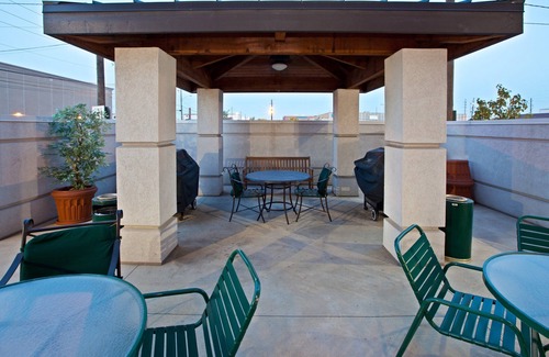 Mile Square Condo | Air-Conditioned Suite | 15 mins from Indianapolis International Airport | Pool + 24h Gym