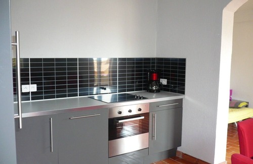 Carqueiranne Villa | Air-conditioned T2 apartment 50m from the beach