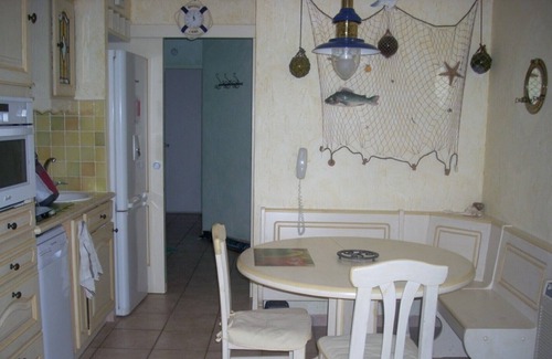 Giens Apartment | Air-conditioned T2 in wooded park