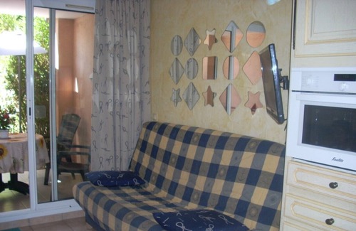 Giens Apartment | Air-conditioned T2 in wooded park