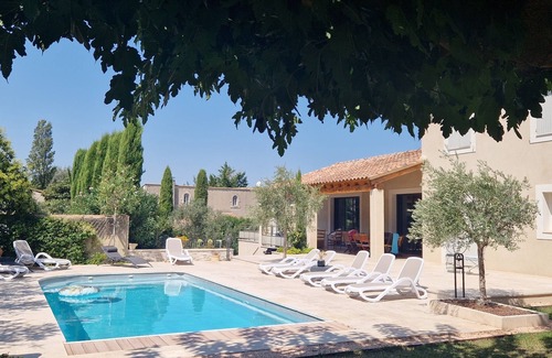 Eyragues Villa | Air-conditioned villa , heated pool for 10 people, close from St Rémy de Pvce