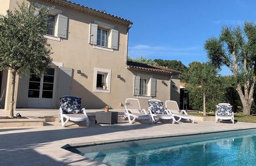 Eyragues Villa | Air-conditioned villa , heated pool for 10 people, close from St Rémy de Pvce