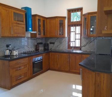 Andiambalama House | Airport A4 Travelers Lodge - Free Airport Pick Up & Drop 24HRS