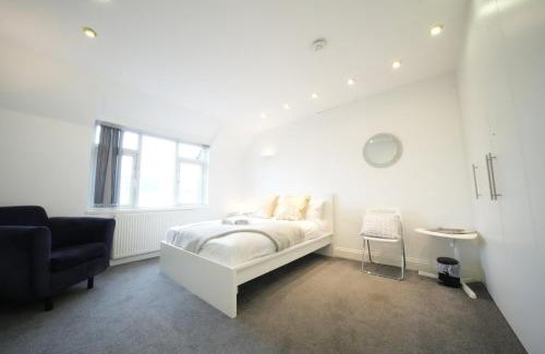 Heathrow Villages House | Airport Comfy Stay