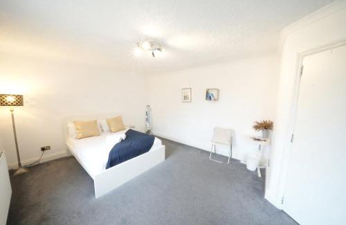 Heathrow Villages House | Airport Comfy Stay