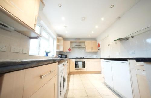 Heathrow Villages House | Airport Comfy Stay