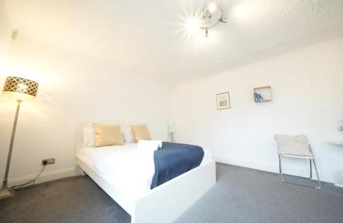 Heathrow Villages House | Airport Comfy Stay