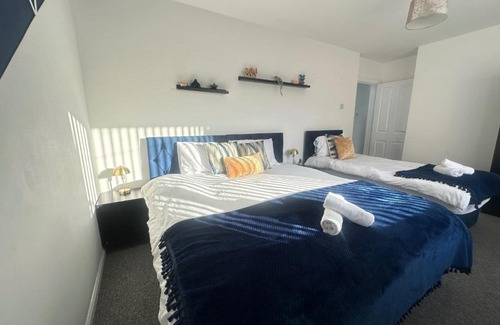 Broadheath House | Airport House - Long Stays Near Hospital!