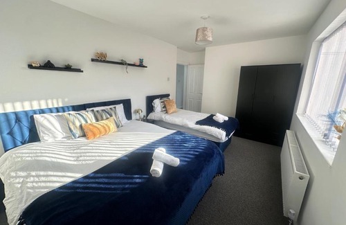 Broadheath House | Airport House - Long Stays Near Hospital!