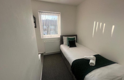 Broadheath House | Airport House - Long Stays Near Hospital!