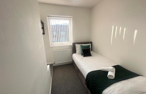 Broadheath House | Airport House - Long Stays Near Hospital!