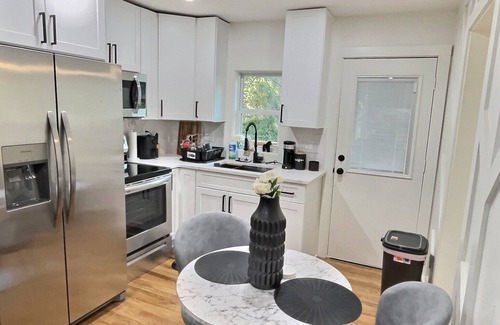 College Park House | AIRPORT LOUNGE INN