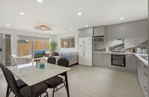 Onehunga House | AIRPORT, SEAVIEWS, CENTRALLY LOCATED
