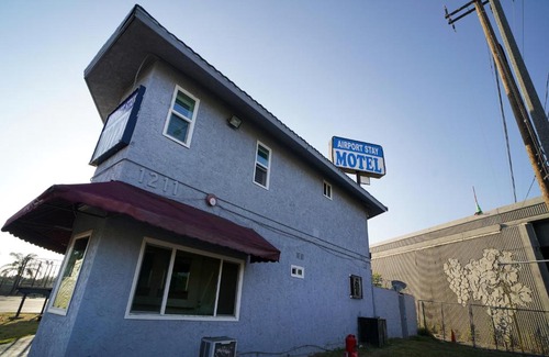 Ontario Hotel | Airport Stay Motel
