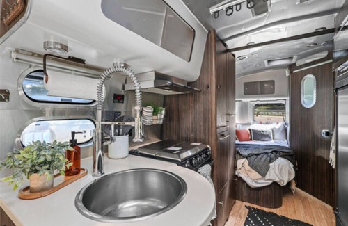 Dunsmuir Apartment | Airstream - (Chestnut)