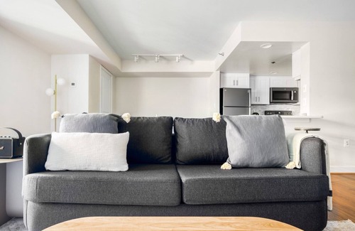 Ballston Apartment | Airy Ballston 2BR w/Pool, W/D & Gym, walk to Bars & Metro, by Blueground