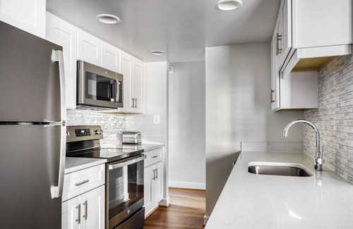Ballston Apartment | Airy Ballston 2BR w/Pool, W/D & Gym, walk to Bars & Metro, by Blueground
