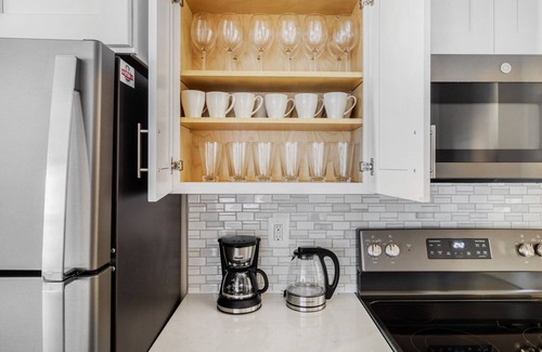 Ballston Apartment | Airy Ballston 2BR w/Pool, W/D & Gym, walk to Bars & Metro, by Blueground