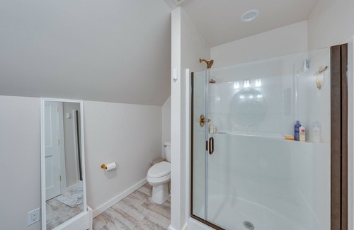 Belleville Apartment | Airy Belleville Guest House with Deck!