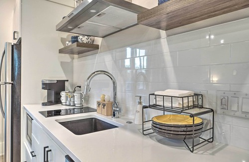 Downtown Apartment | Airy Bentonville Studio < 1 Mile to City Square!