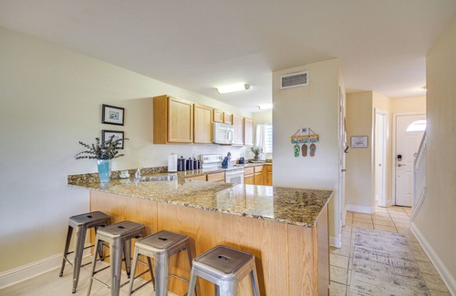 Biloxi Condo | Airy Biloxi Condo w/Patio: Walk to Beach!