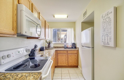 Biloxi Condo | Airy Biloxi Condo w/Patio: Walk to Beach!
