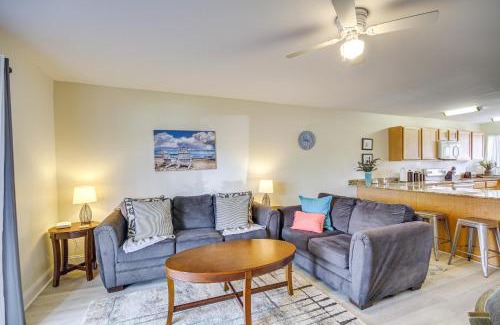 Biloxi Apartment | Airy Biloxi Condo with Patio Walk to Beach!