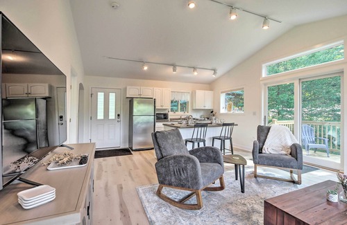 Jeffersonville Apartment | Airy & Bright Hideaway Near Smugglers' Notch!