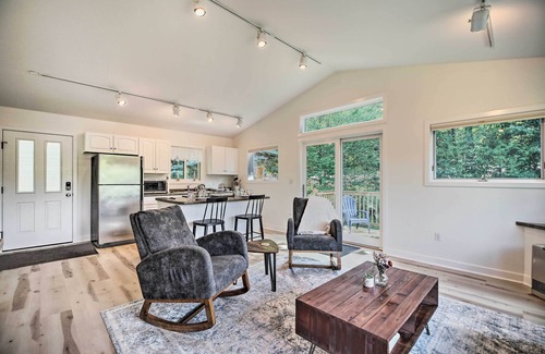 Jeffersonville Apartment | Airy & Bright Hideaway Near Smugglers' Notch!