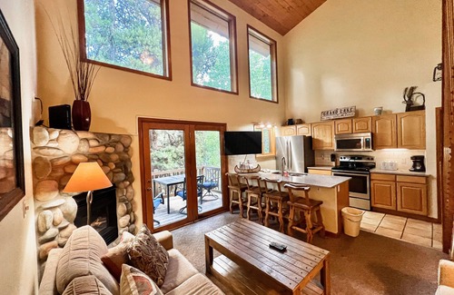 Grand Lake Condo | Airy & bright retreat w/private balcony, great location, & gas fireplace