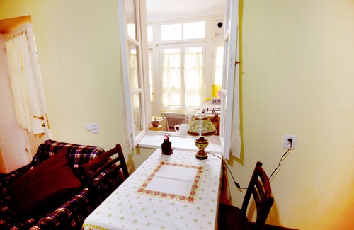 Chugureti Apartment | Airy Central Tbilisi Apartment With Patio