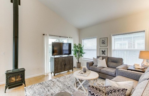 Pacific Beach House | Airy Coastal Escape with Deck - Steps to Beach!