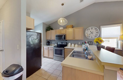 Surfside Beach Condo | Airy condo in a great location with balcony, W/D, and pool access - dog-friendly
