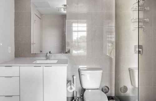Golden Triangle Apartment | Airy Golden Triangle 1BR w/ Gym & Pool nr Art Museum, by Blueground