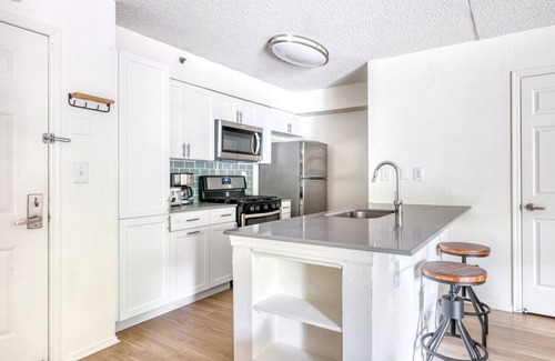 Exchange Place North Apartment | Airy Jersey City 1BR w/Gym, W/D & Elevator, near PATH, by Blueground