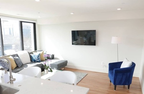 Petworth Apartment | Airy Loft in Petworth - WALK 2 Metro!