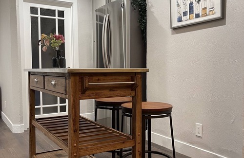 Shasta-Hanchett Park Cottage | Airy Modern 2BR/2BA - Parking + Laundry + Sleep 6