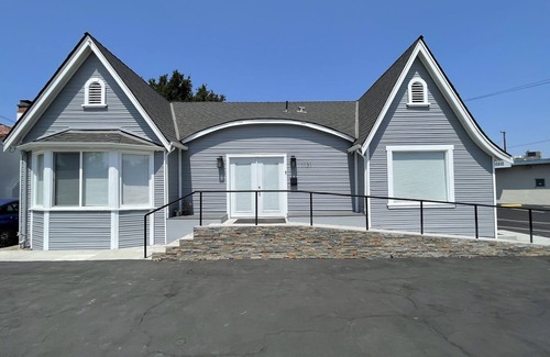 Shasta-Hanchett Park Cottage | Airy Modern 2BR/2BA - Parking + Laundry + Sleep 6