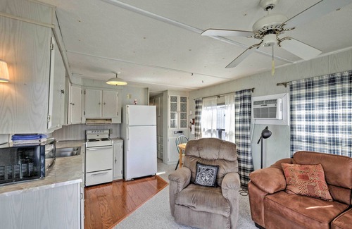 Silver Springs Cabin | Airy Silver Springs Resort Cabin - Steps to Lake!