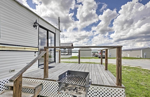 Silver Springs Cabin | Airy Silver Springs Resort Cabin - Steps to Lake!