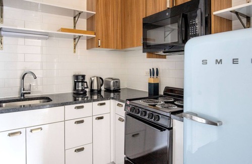 Uptown Apartment | Airy Uptown 1BR w/ Fire Pits & Indoor Pool, nr Beach, by Blueground