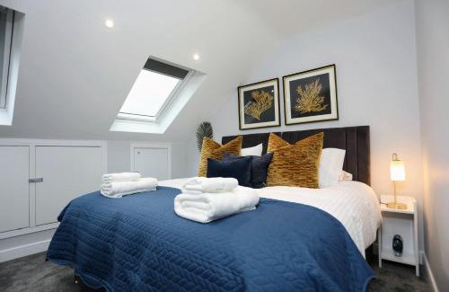 North Finchley Apartment | Aisiki Apartments at Stanhope Road, North Finchley, Air-conditioned 3-Bedroom & 2-Bathroom, Pet Friendly Duplex Flat, King or Twin Beds, with Free Wi-Fi