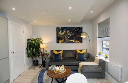 North Finchley Apartment | Aisiki Apartments at Stanhope Road, North Finchley, Air-conditioned 3-Bedroom & 2-Bathroom, Pet Friendly Duplex Flat, King or Twin Beds, with Free Wi-Fi