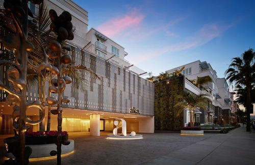 Beverly Hills Apartment | AKA Residences Luxurious Penthouse w/Full Kitchen, Private Patio & WiFi
