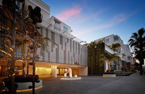 Beverly Hills Apartment | AKA Residences Sprawling Suite w/Den Space, Kitchen, Private Patio, & WiFi