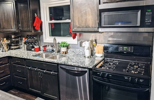 Gastonia House | Akita Lover Home - Beautiful New Remodel - 3bd 2.5ba - 4.2mi to Caromont Health